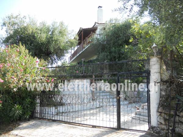 80χρονη βρέθηκε θαμμένη κάτω από το μπαλκόνι της