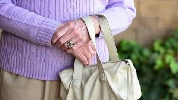 13χρονο Ρουμανάκι -μόνο του στην Καλαμάτα -έκλεψε πορτοφόλι ηλικιωμένης σε σούπερ μάρκετ