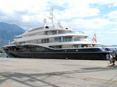 Μαρίνα μεγάλων σκαφών το λιμάνι Καλαμάτας