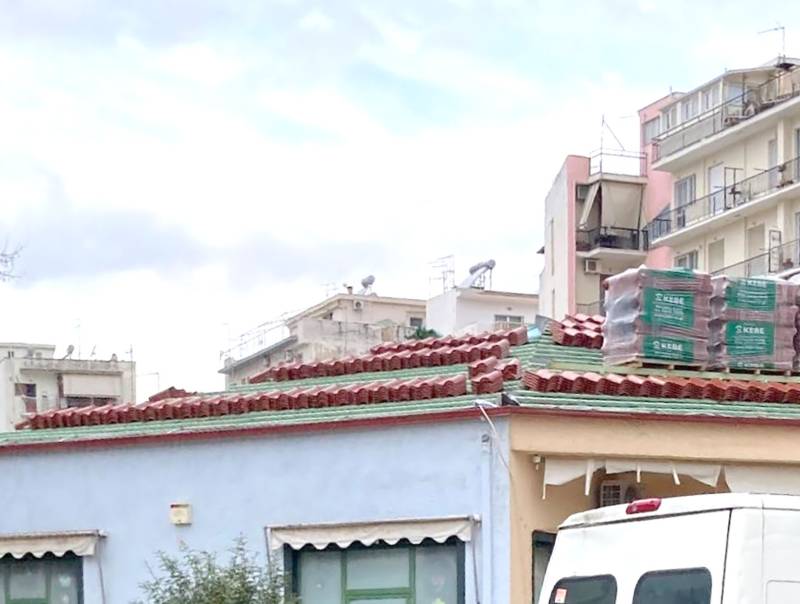 Εικόνα εργοταξίου πάνω από κεφάλια παιδιών