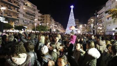 Φωταγωγήθηκε το χριστουγεννιάτικο δέντρο στην Καλαμάτα (βίντεο-φωτογραφίες)