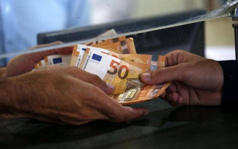 Οικονομία: Πότε και πόσο αυξάνεται ο κατώτατος μισθός (Βίντεο)