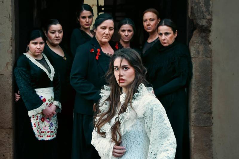 Αυλαία ρίχνει η παράσταση "Μπερνάρντα Αλμπα"