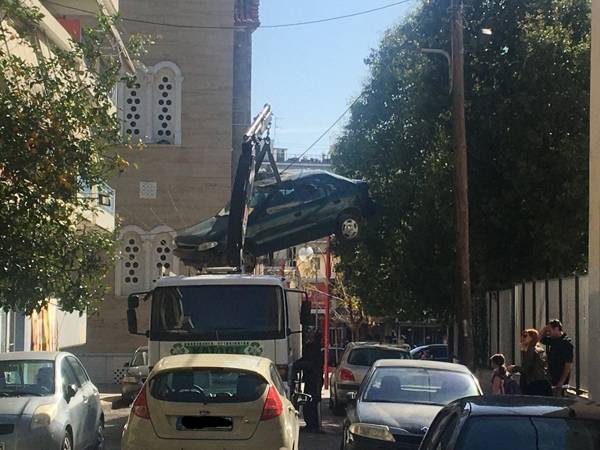 Απομακρύνουν αυτοκίνητα