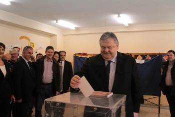 Με χειροκροτήματα, αλλά και αποδοκιμασίες ψήφισε ο Ευ. Βενιζέλος