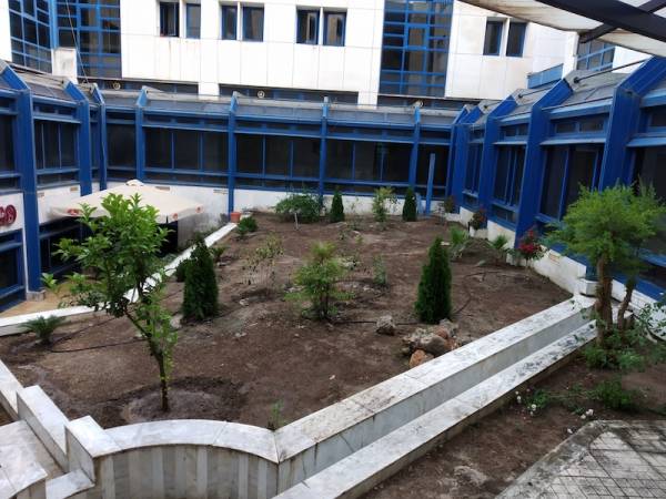 Ενας κήπος φέρνει την άνοιξη στην καρδιά των Δικαστηρίων Καλαμάτας