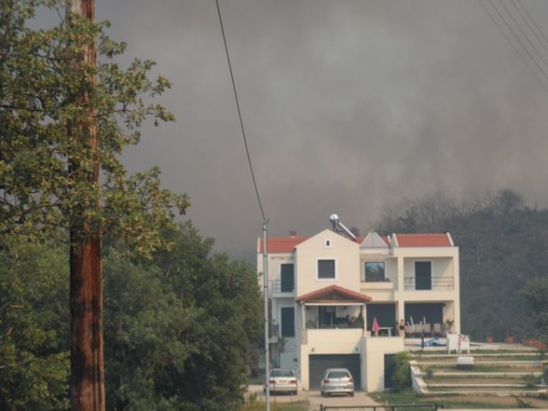 Ανεξέλεγκτη η πυρκαγιά στην Αρκαδία