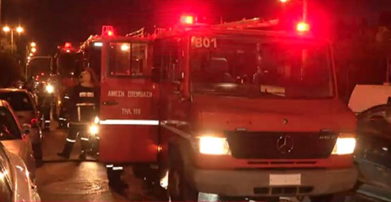 Φωτιά σε αποθηκευτικό χώρο στο Περιστέρι – Στο νοσοκομείο ένας 60χρονος με αναπνευστικά προβλήματα (βίντεο)