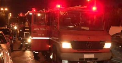 Φωτιά σε αποθηκευτικό χώρο στο Περιστέρι – Στο νοσοκομείο ένας 60χρονος με αναπνευστικά προβλήματα (βίντεο)