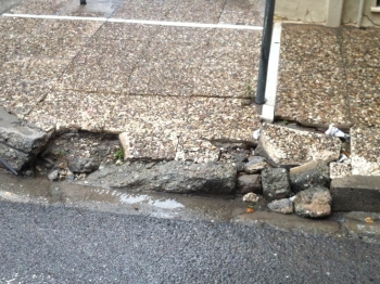 Κατεστραμμένο πεζοδρόμιο