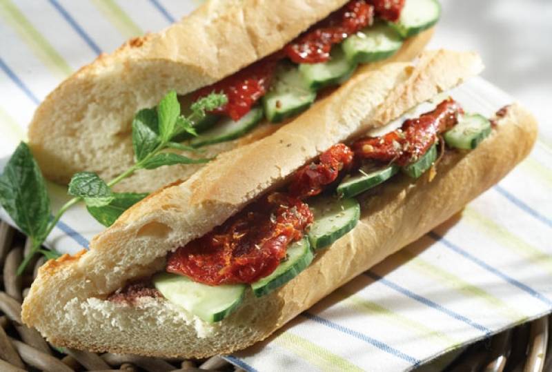 Μπαγκέτα με αγγούρι, λιαστή ντομάτα και ελιά