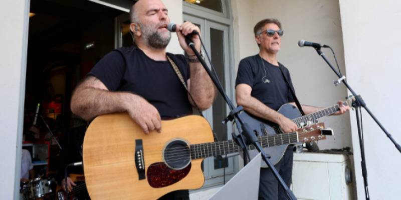 Οι Πυξ Λαξ σήμερα στην Κορώνη