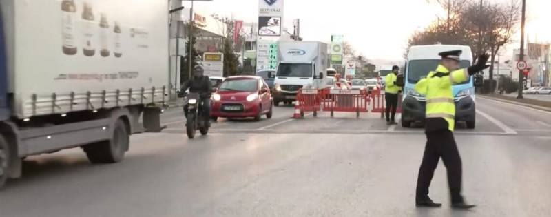 Μόνο από δύο λωρίδες η κυκλοφορία στη Λεωφόρο Αθηνών – Έσπασε αγωγός της ΕΥΔΑΠ (βίντεο)