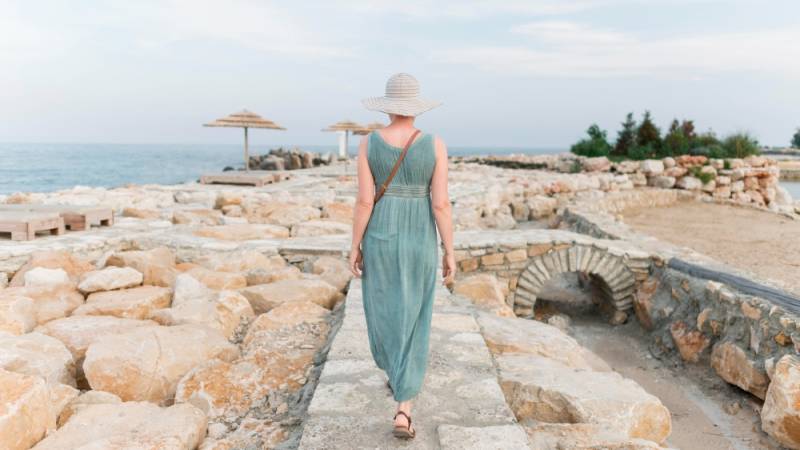 Ανακαλύπτοντας την Πελοπόννησο με στυλ: Outfits για χαλαρές μέρες και δροσερές βραδιές