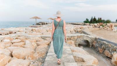 Ανακαλύπτοντας την Πελοπόννησο με στυλ: Outfits για χαλαρές μέρες και δροσερές βραδιές
