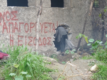 Μετανάστες στην Καλαμάτα: Τρυπώνουν στο εργοστάσιο για να βρουν στέγη και ζεστασιά