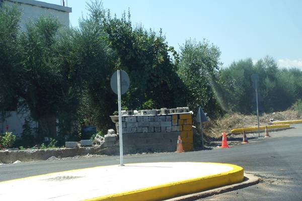 Γκρεμίζεται η μάντρα στη Βασιλέως Γεωργίου