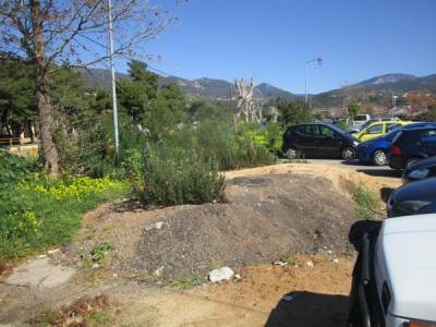 Αδιαφορία για τα μπάζα