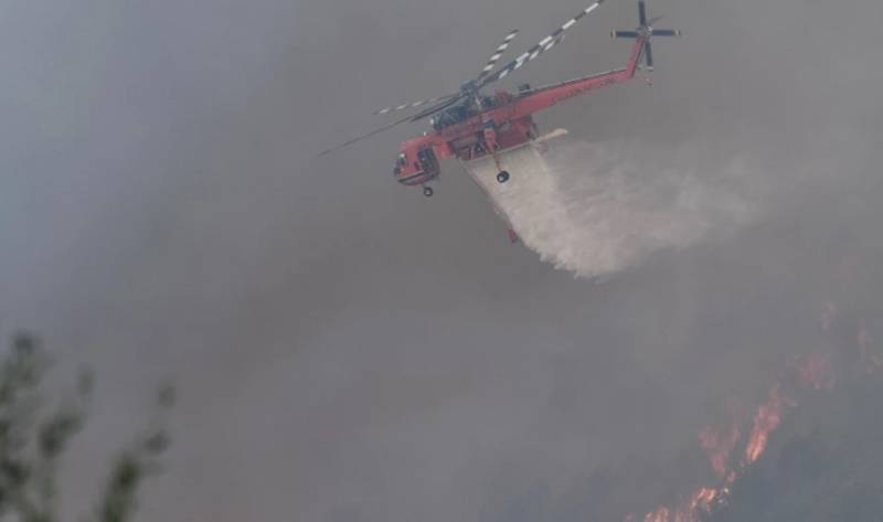 Φωτιά στο Λουτράκι: Μήνυμα 112 για εκκένωση στο Καλαμάκι Ισθμίων και στον Παράδεισο (Βίντεο)