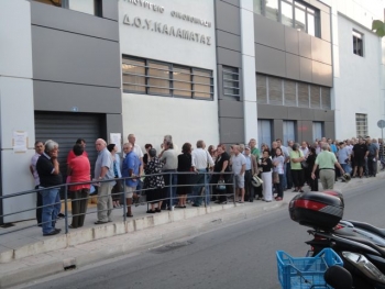 Ουρά στην ΔΟΥ Καλαμάτας για τη φορολογική δόση