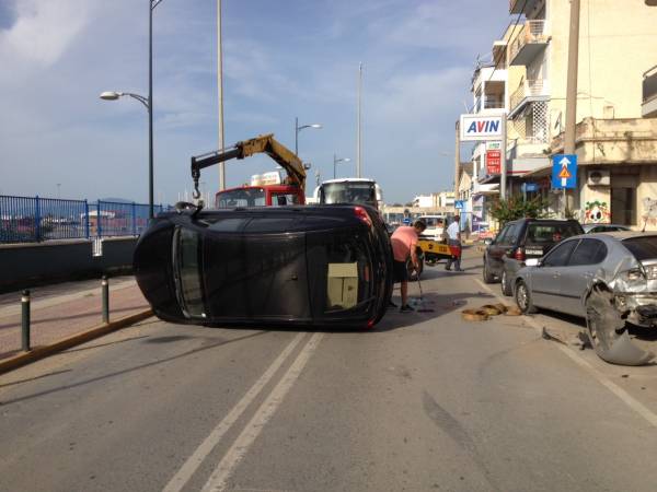 Τροχαίο με ανατροπή οχήματος στο λιμάνι της Καλαμάτας