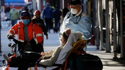 Παραμένει υψηλός ο αριθμός των θανάτων από κορονοϊό στις ΗΠΑ