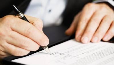 Υπεγράφησαν 4 νέες συλλογικές συμβάσεις εργασίας: Πώς επηρεάζονται οι μισθοί (Βίντεο)