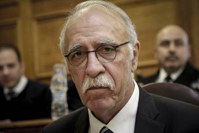 Νέες υποσχέσεις Βίτσα για αντισταθμιστικά στις πόλεις, που θα κλείσουν στρατόπεδα