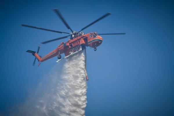Φωτιά σε εξέλιξη στο Ελληνικό Κορινθίας