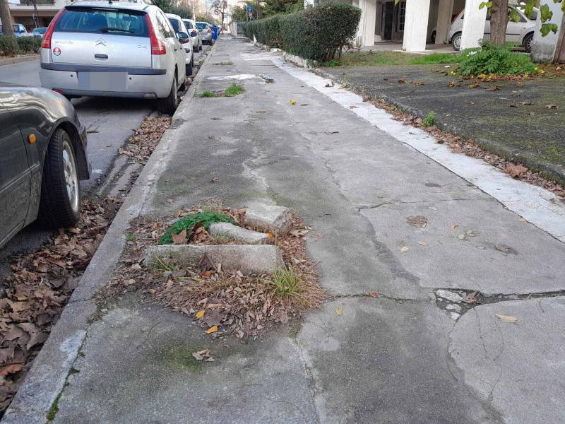 Εικόνα εγκατάλειψης στο πεζοδρόμιο της Ακρίτα