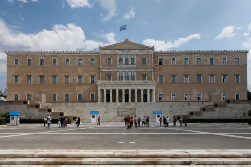 Στη Βουλή η τροπολογία για το κόμμα Κασιδιάρη – Αντιδράσεις για την παρέμβαση Τζανερίκου (βίντεο)