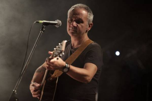 Ο Χρήστος Θηβαίος στην «Ε» λίγο πριν το live του στο "Yachting cafe" στην Καλαμάτα