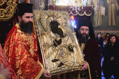 Καλαμάτα: Η Παναγία η “Υπαπαντή” επέστρεψε στον θρόνο της (φωτογραφίες)
