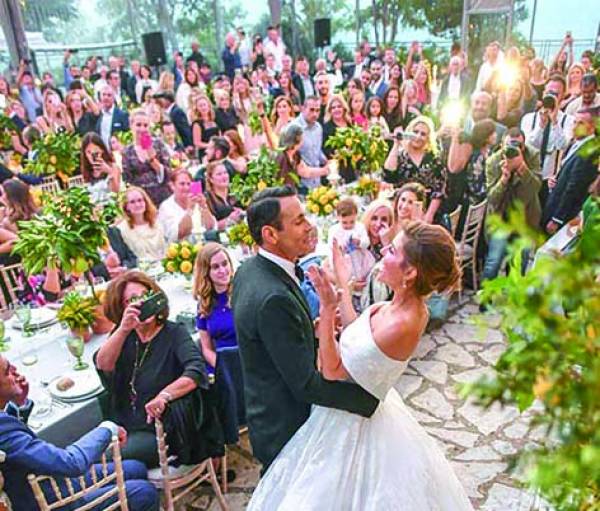 Το γύρο του κόσμου κάνει ο γάμος της Μαρίας Μενούνος στον Ακοβο της Αρκαδίας