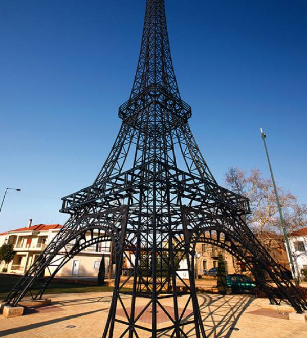 Συγκέντρωση διαμαρτυρίας στον πύργο του Αϊφελ για το αστυνομικό τμήμα Φιλιατρών