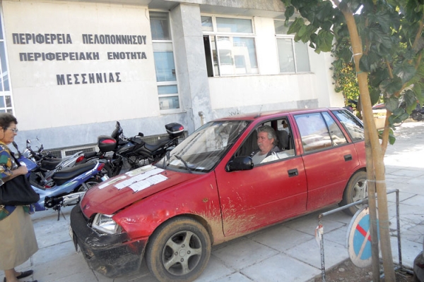 Κλείστηκε στο αυτοκίνητό του μπροστά από το Διοικητήριο, διαμαρτυρόμενος για τις παροχές υγείας
