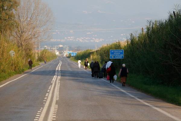 Πέρασαν τον Πάμισο με τα πόδια