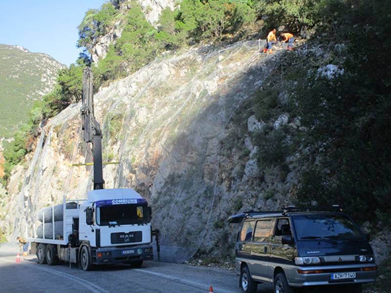 Πλέγμα για βράχους στην παλιά ΕΟ Καλαμάτας – Σπάρτης (βίντεο)