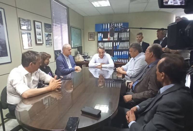 Με σύσκεψη στο αεροδρόμιο Καλαμάτας ξεκίνησε η επίσκεψη Μητσοτάκη στη Μεσσηνία