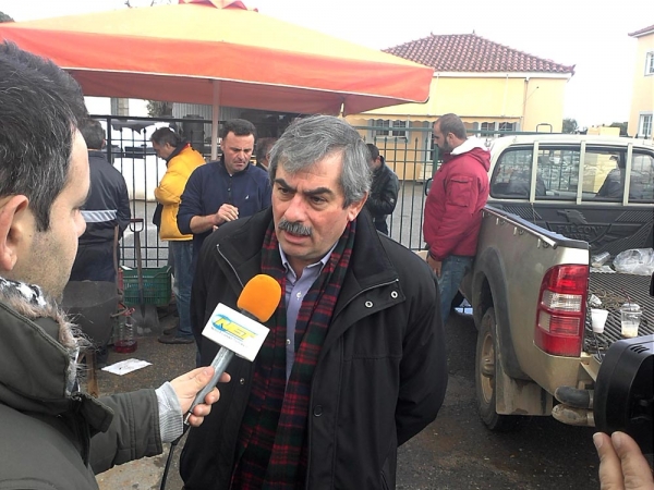 Περιοδεία Πετράκου στα αγροτικά μπλόκα