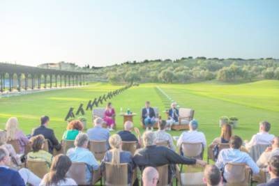 Συζήτηση για τη δημοκρατία στην Costa Navarino