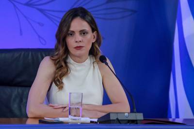 Έφη Αχτσιόγλου: "Σαν τον κλέφτη η κυβέρνηση καταργεί άλλο ένα δικαίωμα των εργαζομένων
