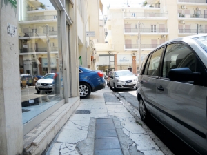 Αδιάβατα τα πεζοδρόμια στο κέντρο της Καλαμάτας