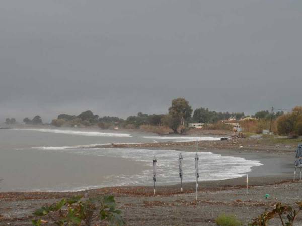 Η θάλασσα "τρώει" την παραλία, δυτικά