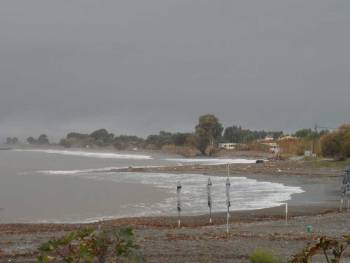Η θάλασσα "τρώει" την παραλία, δυτικά