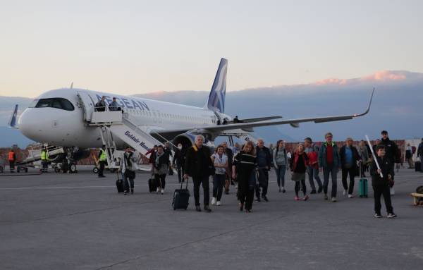 Γερμανοί οι πρώτοι τουρίστες για φέτος στο αεροδρόμιο Καλαμάτας (βίντεο)