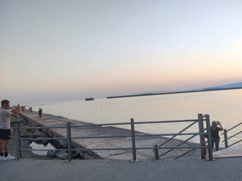 Απαθανατίζουν το ηλιοβασίλεμα...