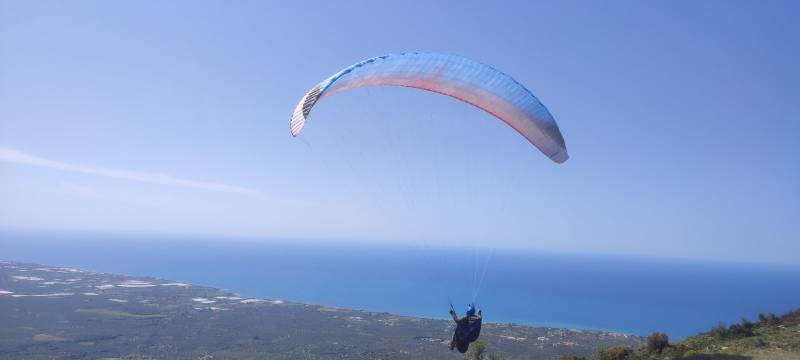 Εντυπωσιακές πτήσεις με αλεξίπτωτα πλαγιάς πάνω από την Κυπαρισσία (βίντεο+φωτογραφίες)