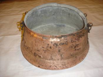 Χαλκωματένιο καζάνι έκλεψαν δύο φίλοι στην Καλαμάτα