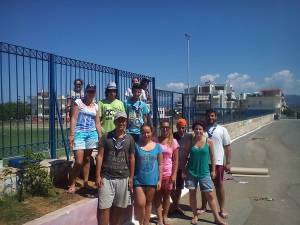 Οι πρόσκοποι βάφουν κάγκελα σε σχολεία της Κυπαρισσίας